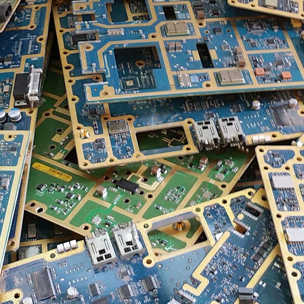 Electronic board with gold-plated tracks